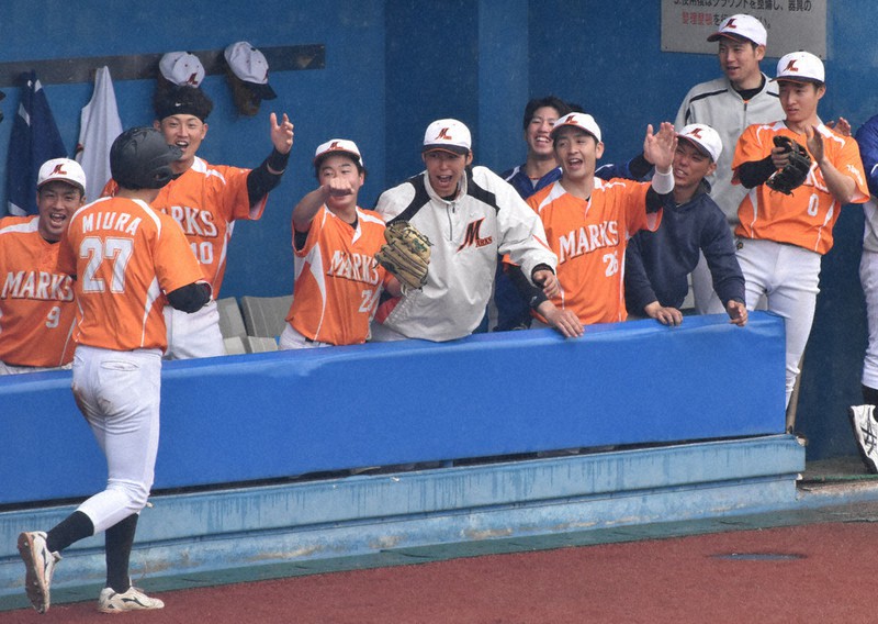 【TFUクラブ-東北マークス】二回裏東北マークス1死二塁、大友の右前適時打で先制し喜ぶ東北マークスの選手たち=宮城県石巻市民球場で2021年4月4日、面川美栄撮影