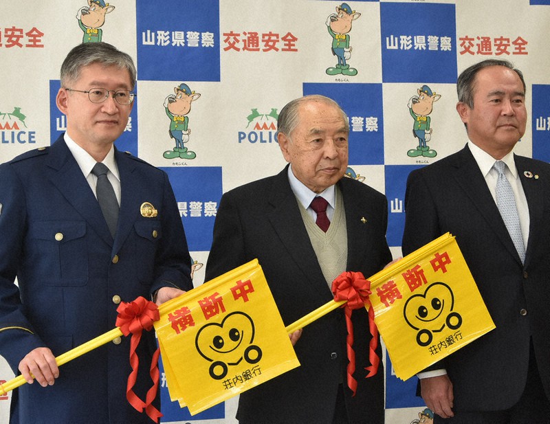 寄贈式に参加した(左から)佐藤本部長、県交通安全協会の大風会長、荘内銀行の上野会長=山形市で2021年4月2日、藤村元大撮影
