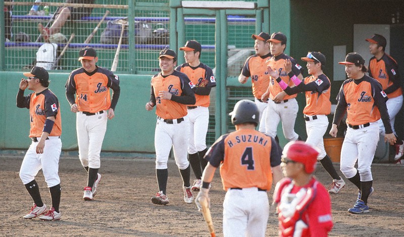 優勝を決め笑顔でベンチを飛び出すオールいわきクの選手たち=福島県楢葉町のSOSO・Rならはスタジアムで2021年4月3日、玉城達郎撮影