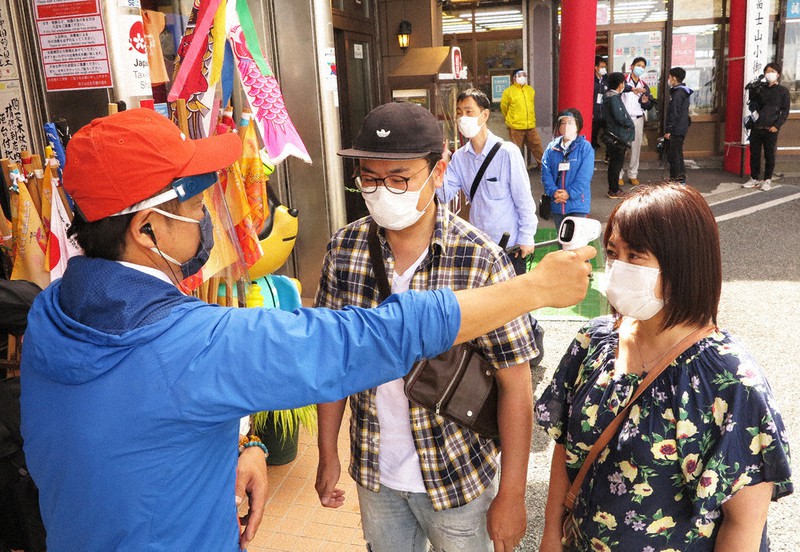 登山禁止となった昨年は売店の店員らが観光客に検温を実施。今年は登山者の検温が予定されている=富士山5合目で2020年6月15日午前9時33分、山本悟撮影