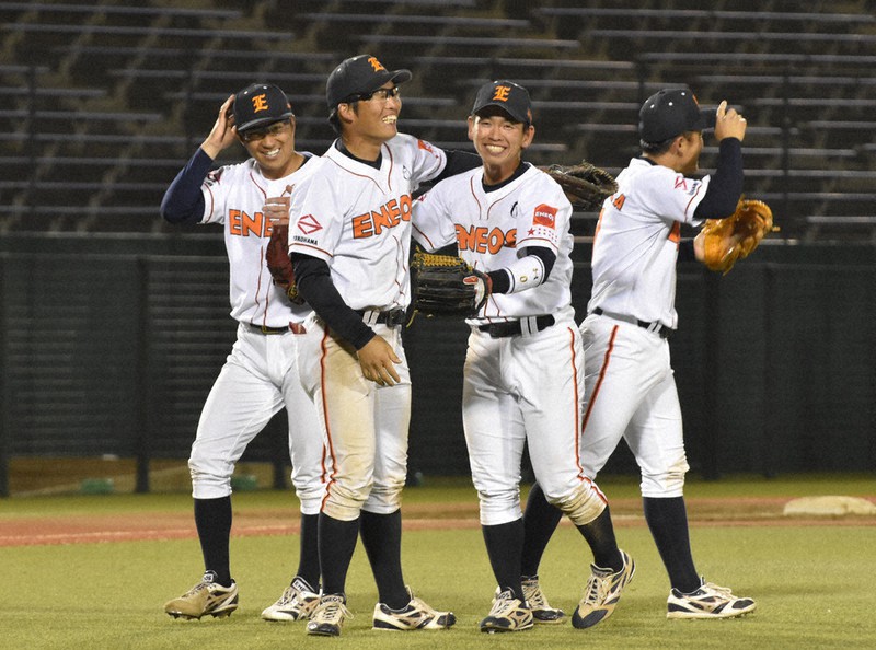 優勝を果たし喜ぶENEOSの選手たち=長野市篠ノ井東福寺の長野オリンピックスタジアムで2021年4月11日、皆川真仁撮影