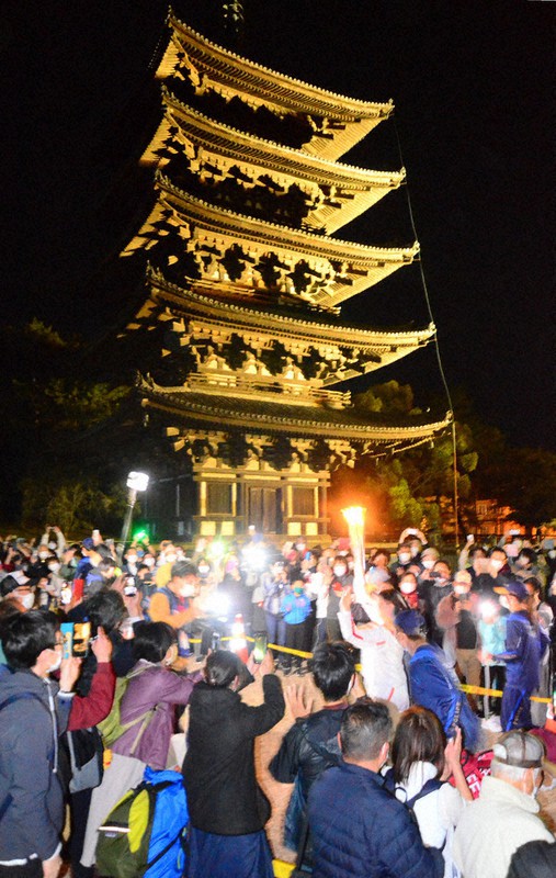 沿道からランナーを撮影する人々=奈良市の興福寺で2021年4月12日、加藤佑輔撮影