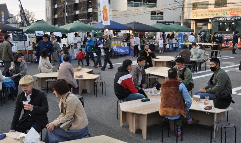 3カ月ぶりに開かれた「地ビールフェスタin米子」でビールを味わう市民たち=鳥取県米子市角盤町1で3月26日、柴崎達矢撮影