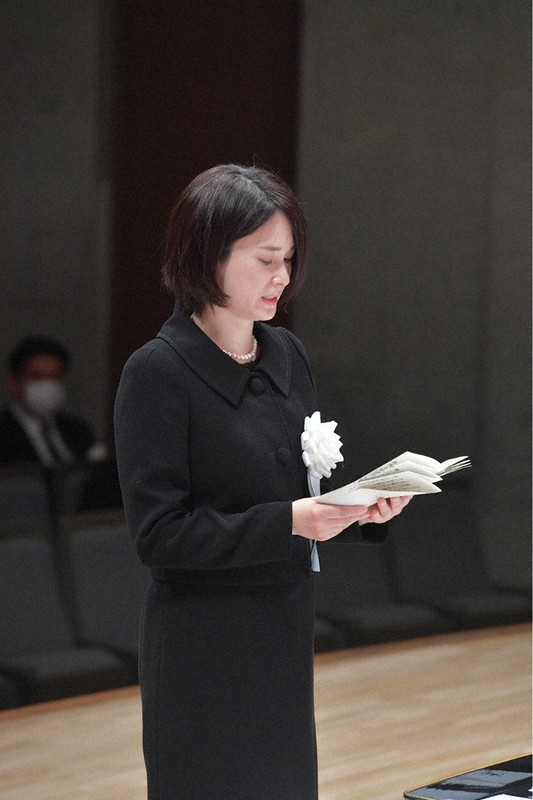 追悼の言葉を述べる遺族代表の長石さん=代表撮影