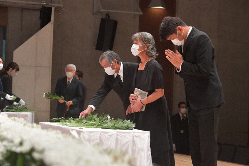 亡くなった河添由実さんの遺影を手に献花する母登志子さん(右から2人目)、父敏明さん(同3人目)、兄将之さん(右端)=熊本県益城町で2021年4月11日午前11時2分(代表撮影)