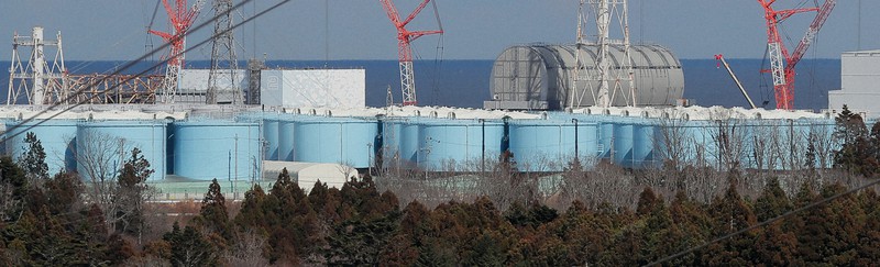 東京電力福島第1原発の処理水のタンク=福島県大熊町で2021年2月24日、和田大典撮影