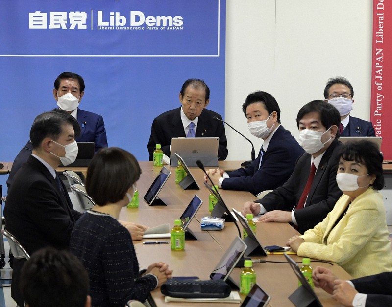 自民党の「こども・若者」輝く未来創造本部の会合に臨む二階俊博幹事長(奥中央)ら=東京都千代田区の同党本部で2021年4月13日午後4時5分、竹内幹撮影