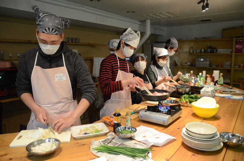 協力して弁当を作るツアー参加者たち=北九州市小倉北区で2021年3月13日午前11時39分、宮城裕也撮影