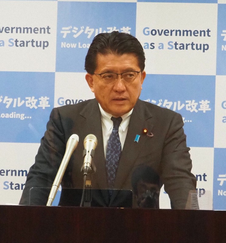 閣議後記者会見で質問に答える平井卓也デジタル改革担当相=東京都千代田区で2021年4月13日午前9時38分、後藤豪撮影