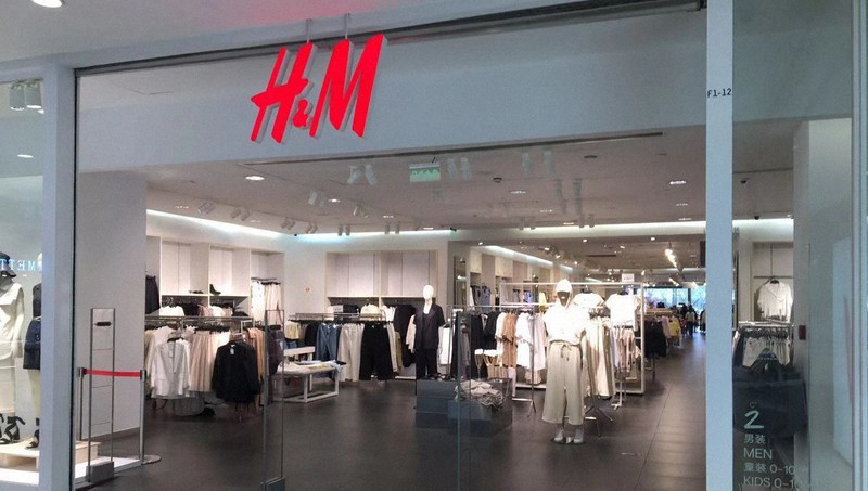 北京市内のショッピングモールにあるH&Mの店舗。人影はまばらだ=2021年4月5日、小倉祥徳撮影