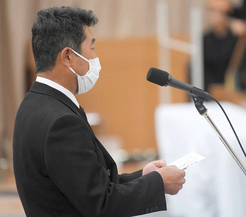 熊本地震犠牲者追悼式で、遺族代表の言葉を述べる冨岡謙蔵さん=熊本県庁で2021年4月14日午前10時11分、津村豊和撮影