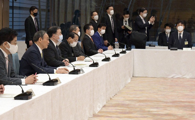 廃炉・汚染水・処理水対策関係閣僚等会議で発言する菅義偉首相(左から2人目)。奥右は東京電力の小早川智明社長=首相官邸で2021年4月13日午前8時7分、竹内幹撮影