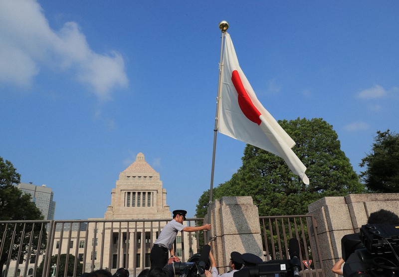臨時国会開会に伴い、掲げられた日本国旗。自民党の「保守団結の会」が、刑法を改正し、新たに日本国旗損壊罪を新設しようとしているが、党内にも反対論は強い=国会前で2019年8月1日午前6時59分、玉城達郎撮影
