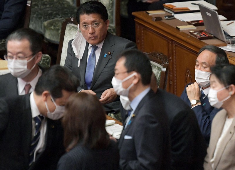 参院本会議で審議が中断し、理事らを見守る平井卓也デジタル改革担当相(中央奥)。右奥は菅義偉首相=国会内で2021年4月14日午前10時44分、竹内幹撮影