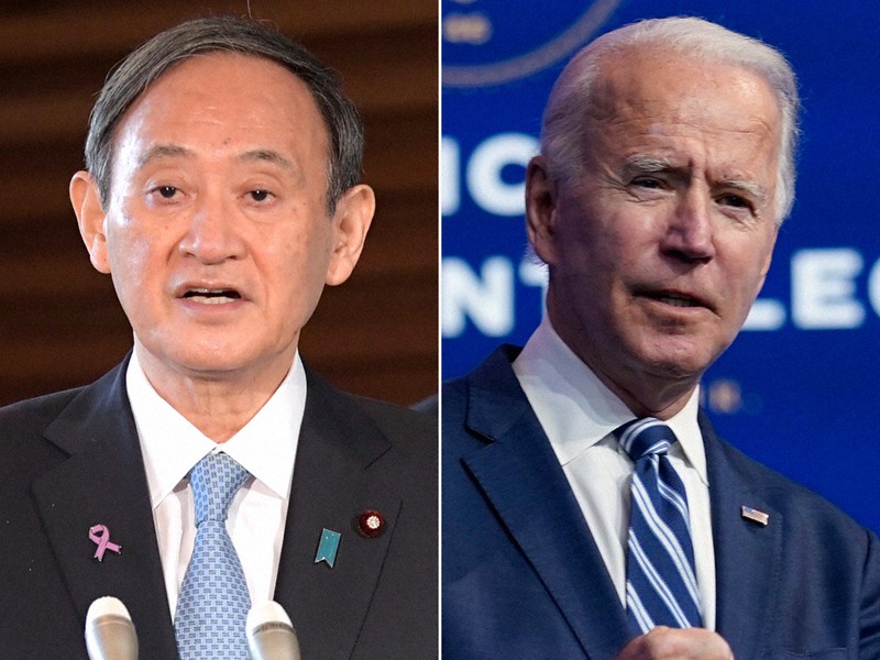 菅義偉首相(左)と、バイデン米大統領=AP