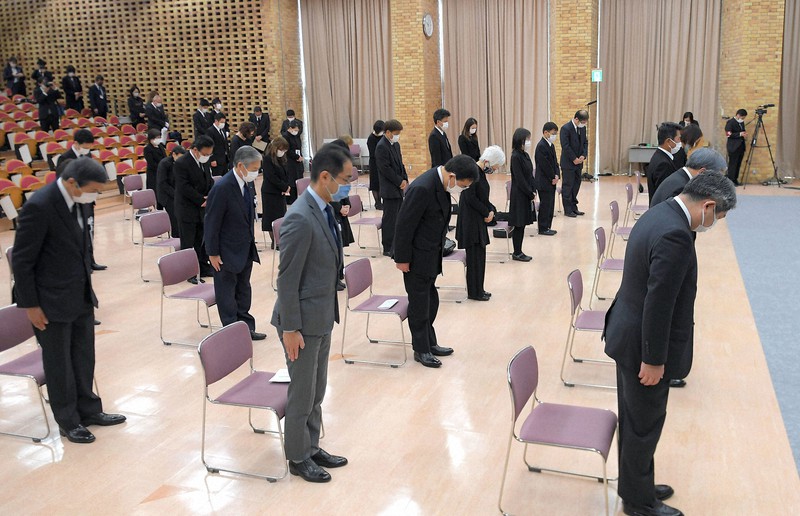 熊本地震犠牲者追悼式で黙とうする参列者=熊本県庁で2021年4月14日午前10時1分、津村豊和撮影