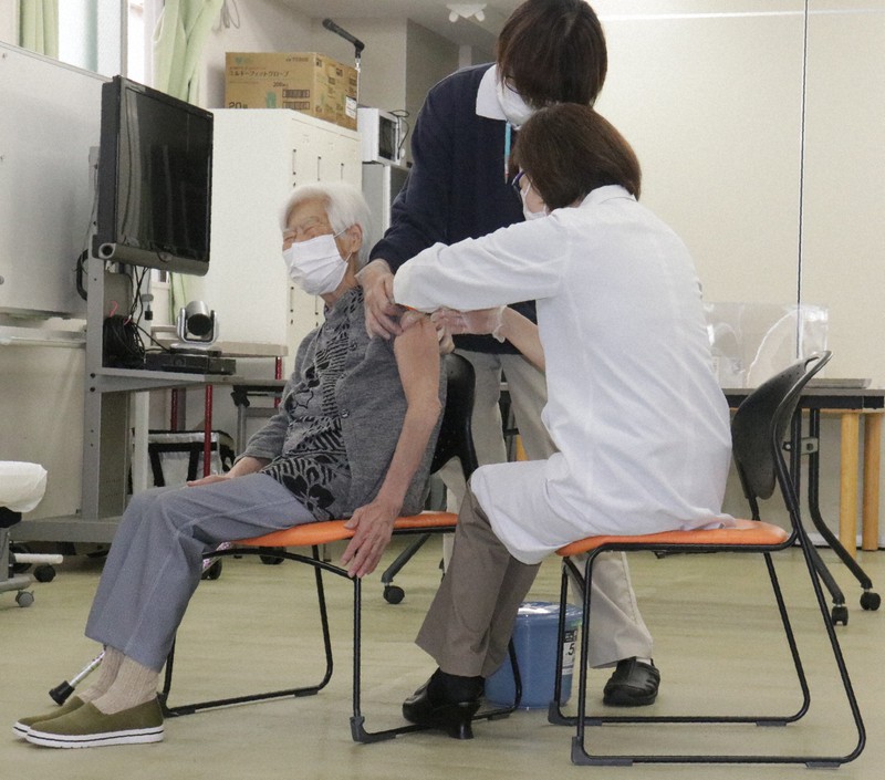 新型コロナウイルスのワクチン接種を受ける入所者(左)=大阪市浪速区の介護老人保健施設「さくらがわ」で2021年4月14日午前10時28分、田畠広景撮影