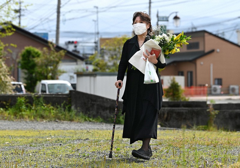 倒壊したブロック塀の下敷きになり、一緒にいた坂本龍也さんが亡くなった現場に花を手向けに訪れた本村春子さん=熊本県益城町で2021年4月14日午前9時54分、徳野仁子撮影
