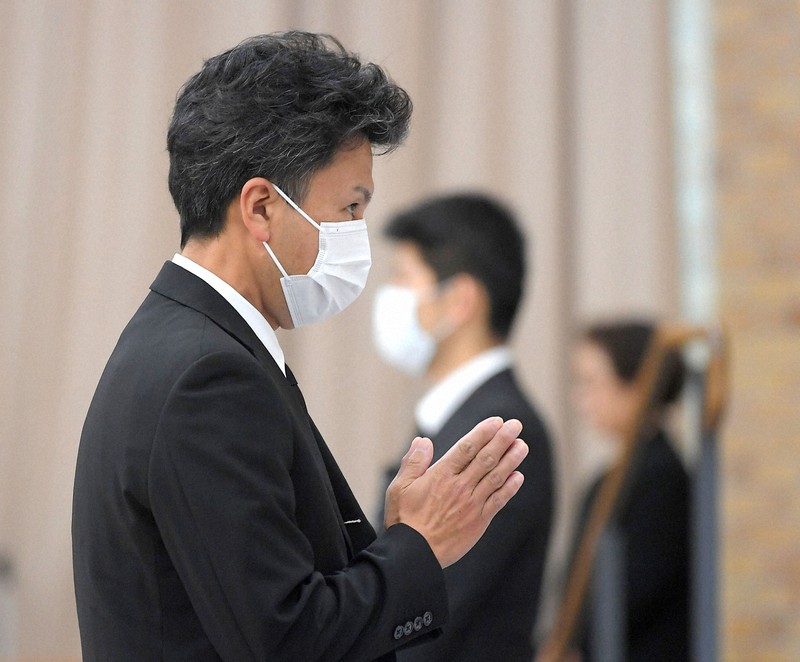 熊本県の犠牲者追悼式で献花し、手を合わせる嶋崎史朗さん=熊本県庁で2021年4月14日午前10時24分、津村豊和撮影