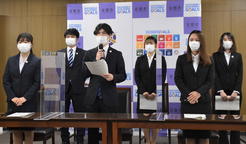 学生の新型コロナウイルス感染者が増加していることを受け、全国の学生に対策を呼び掛けた京都市の学生団体の実行委員長ら=市役所で2021年4月14日午後5時13分、添島香苗撮影