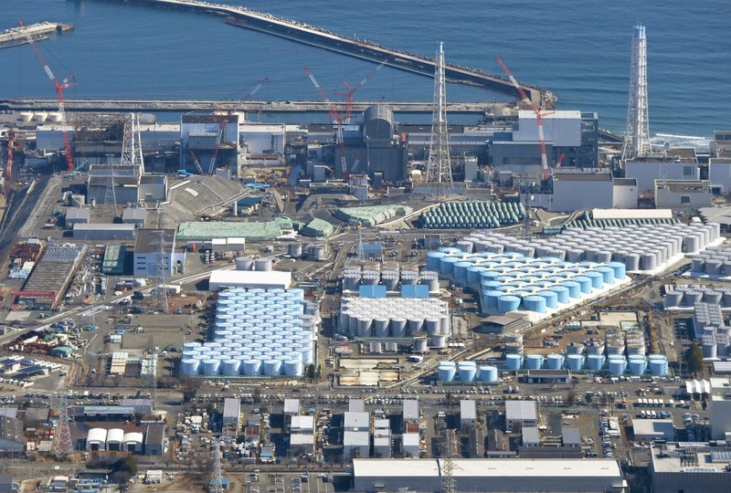 東京電力福島第1原発の(左から)1~4号機=2021年2月13日、本社ヘリから手塚耕一郎撮影