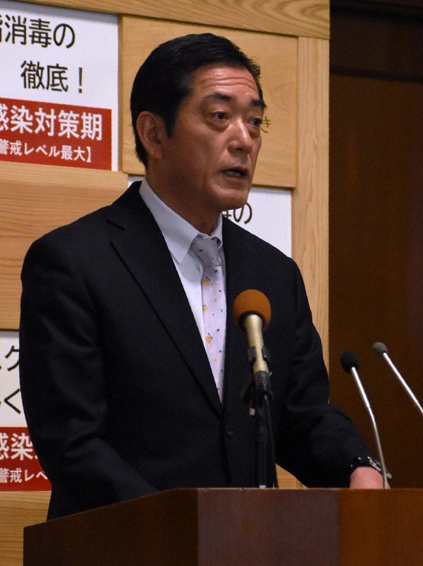 新型コロナウイルスの感染再拡大を受け、松山市内での聖火リレーの中止を発表した中村時広・愛媛県知事=松山市一番町4の県庁で2021年4月14日午後3時2分、中川祐一撮影