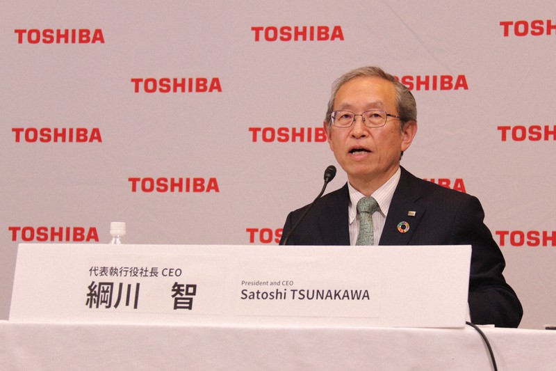 オンライン会見に出席した東芝の綱川智社長=2021年4月14日、東芝提供
