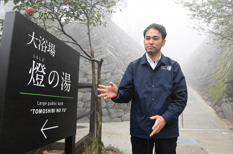 土砂が流れ込んだ旅館の敷地を整備し、日帰り入浴施設の「垂玉温泉 瀧日和」として新たな一歩を踏み出す山口雄也さん=熊本県南阿蘇村で2021年4月13日、徳野仁子撮影