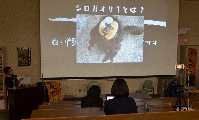 モップくんの生態を紹介する根本慧飼育員(左端)=愛知県犬山市の日本モンキーセンターで2021年4月14日、川瀬慎一朗撮影