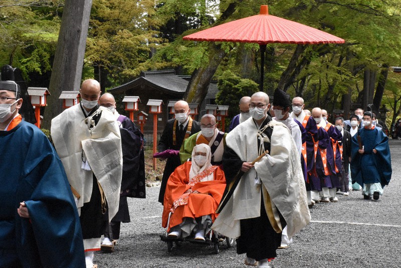 車いすに乗り、日吉大社の西本宮に向かう森川宏映・天台座主(中央)=大津市坂本5で、菅健吾撮影