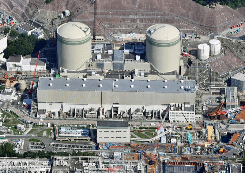 関西電力高浜原発の(右から)1号機、2号機=福井県高浜町で2020年10月20日、本社ヘリから木葉健二撮影