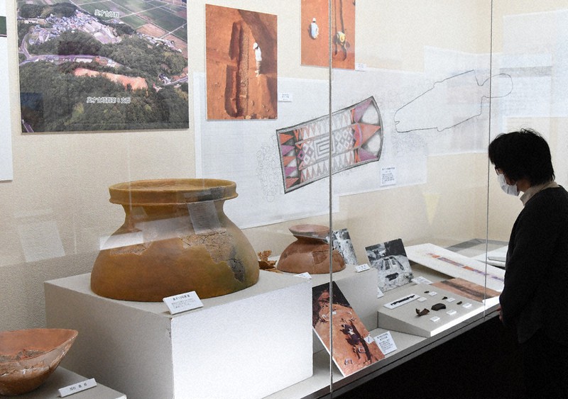 奥才古墳群の出土品などが並ぶ企画展の会場=松江市鹿島町名分の市立鹿島歴史民俗資料館で、目野創撮影
