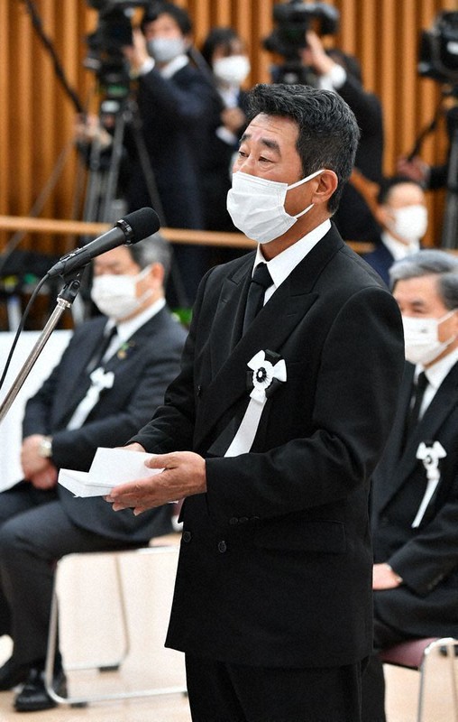 熊本地震犠牲者追悼式で遺族代表の言葉を述べる冨岡さん=代表撮影