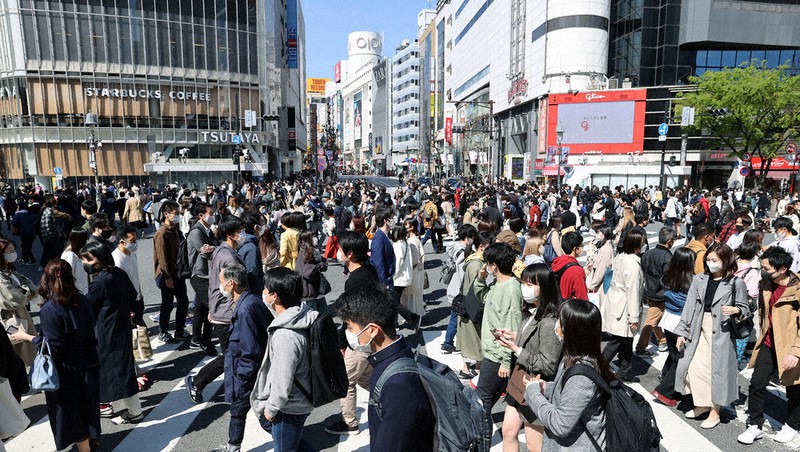 「まん延防止等重点措置」適用前の週末、多くの人が行き交う渋谷のスクランブル交差点=東京都渋谷区で10日午後1時50分、幾島健太郎撮影