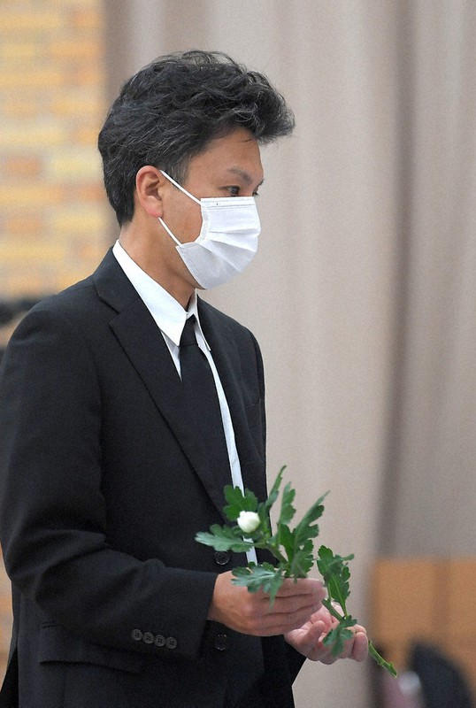 熊本県の犠牲者追悼式で献花する嶋崎史朗さん=熊本県庁で14日、津村豊和撮影