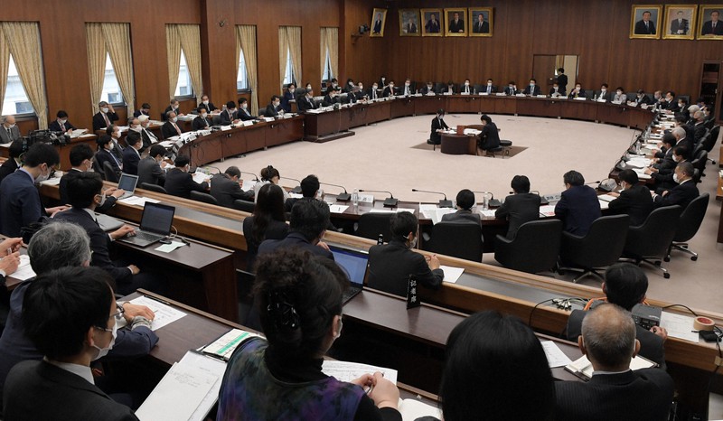 傍聴人や報道陣が見守る中で開かれた衆院憲法審査会=国会内で2021年4月15日午前10時7分、竹内幹撮影