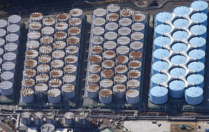 東京電力福島第1原発敷地内の汚染処理水をためるタンク=福島県大熊町で2021年2月13日、本社ヘリから手塚耕一郎撮影