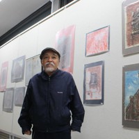 旧陸軍被服支廠の保存を願って作品を描いたガタロさん＝広島市南区で2021年4月13日午前10時54分、宇城昇撮影