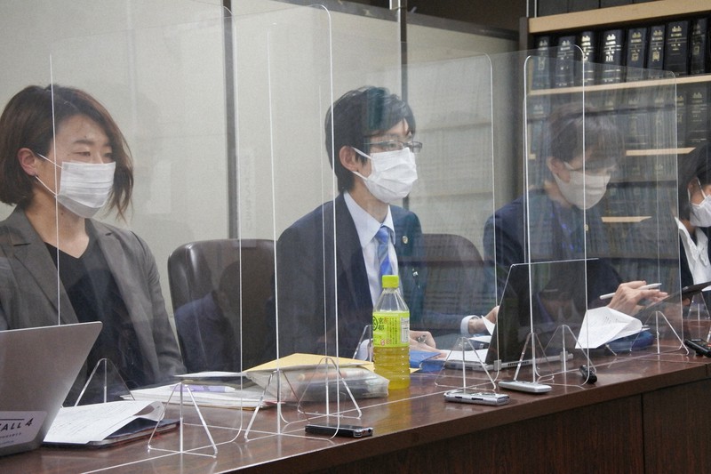 性風俗業事業者への持続化給付金などの給付を求めた訴訟について、記者会見で説明する原告側弁護団=東京都千代田区で2021年4月15日午後4時9分、藤沢美由紀撮影