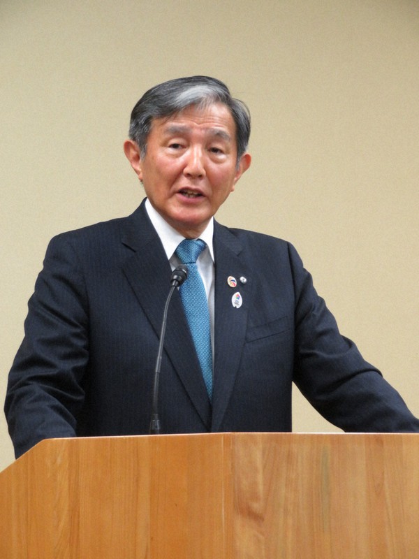 記者会見する関西広域連合長の仁坂吉伸・和歌山県知事=和歌山県庁で2021年4月15日午後0時24分、新宮達撮影