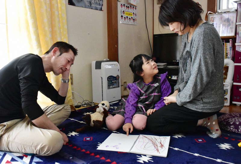 父児郎さんが見守る中、母あずささんに話し掛ける飯田京華ちゃん(中央)=熊本市中央区で2021年2月28日午後3時5分、栗栖由喜撮影