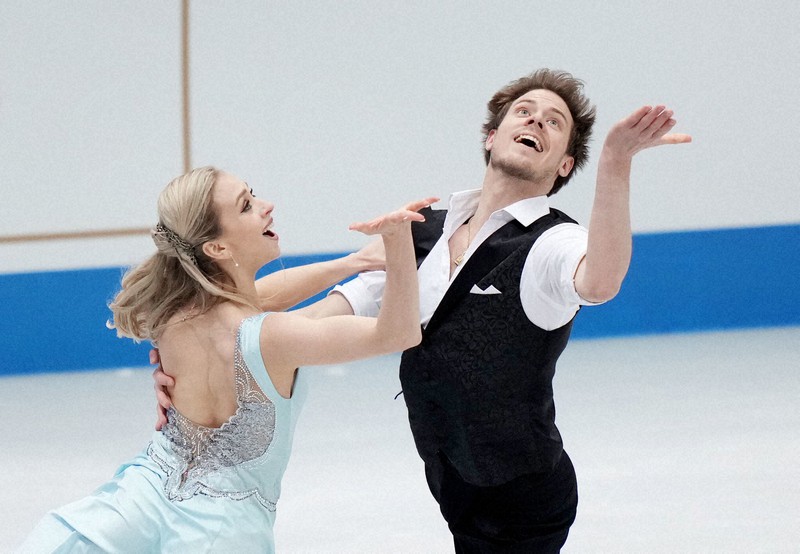 アイスダンスRDで演技するビクトリア・シニツィナ(左)とニキータ・カツァラポフ組=丸善インテックアリーナ大阪で2021年4月15日(代表撮影)