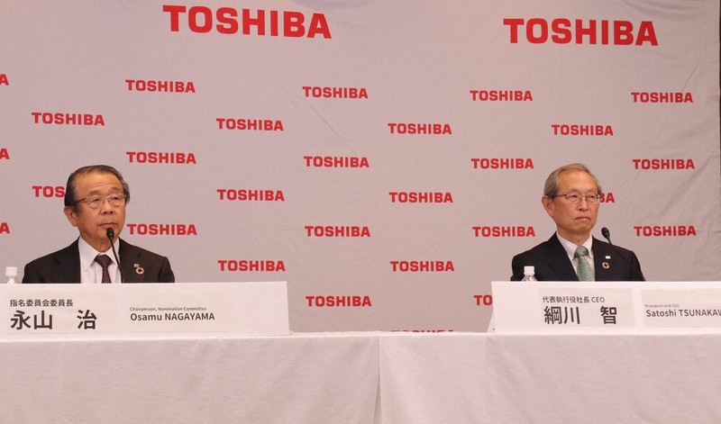 東芝の綱川智社長(右)と永山治取締役会議長=2021年4月14日、東芝提供