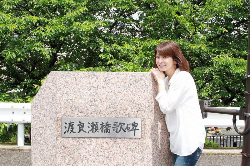 渡良瀬橋の歌碑を訪れた森高さん=2012年5月、栃木県足利市提供