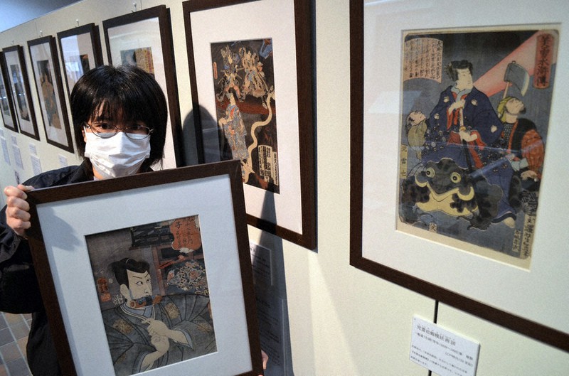 巻物をくわえたり、巨大なカエルを操る忍者錦絵が展示された伝承館=三重県伊賀市の伊賀流忍者博物館で、大西康裕撮影