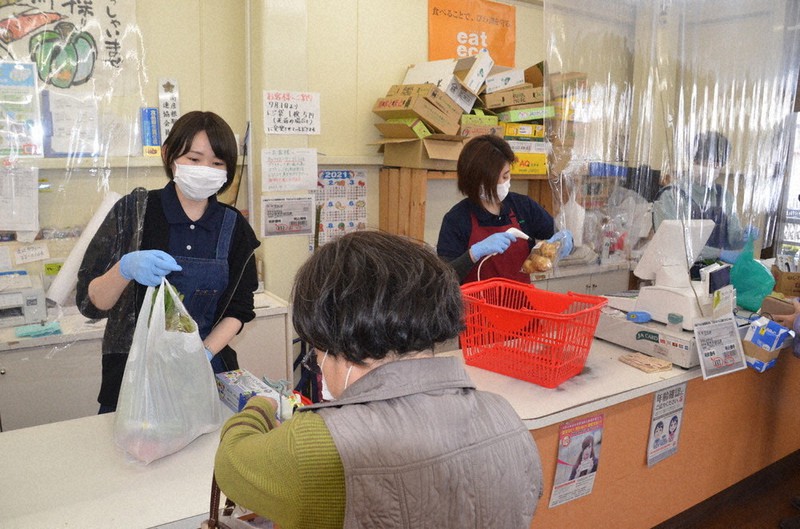 レジカウンターで新人研修を受けた平井志織さん(左)=滋賀県彦根市平田町の「やさいの里二番館」で、伊藤信司撮影