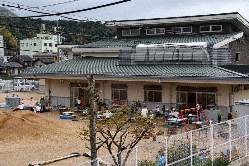 京都府舞鶴市立舞鶴こども園。市内では保育士の確保が急務だ=同市円満寺で、塩田敏夫撮影