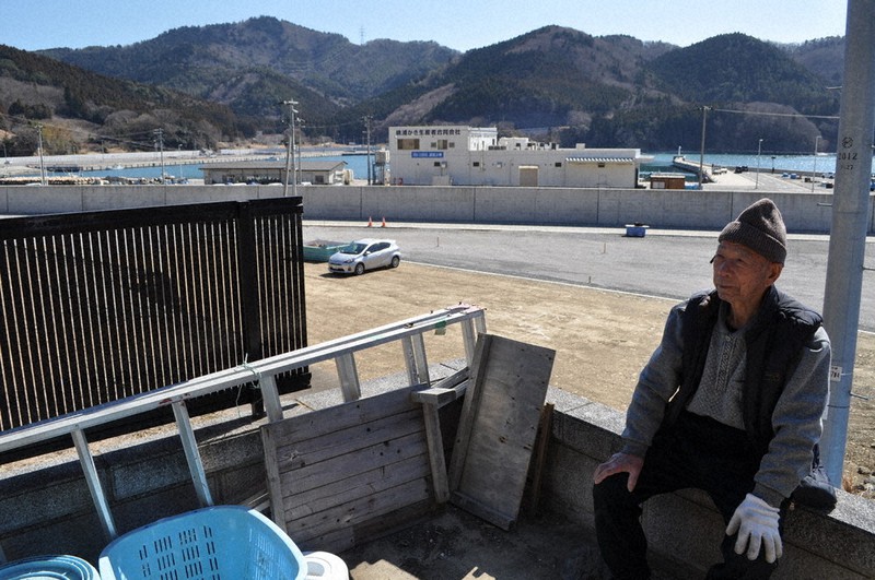宮城・牡鹿半島で暮らす甲谷強さん。「原発と地震の複合災害が起きれば道が土砂崩れや津波で寸断され、半島は孤立する」と話した=宮城県石巻市で2021年3月7日、奥山智己撮影