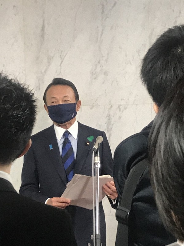 閣議後の記者会見で話す麻生太郎財務相=国会内で2021年4月16日、町野幸撮影