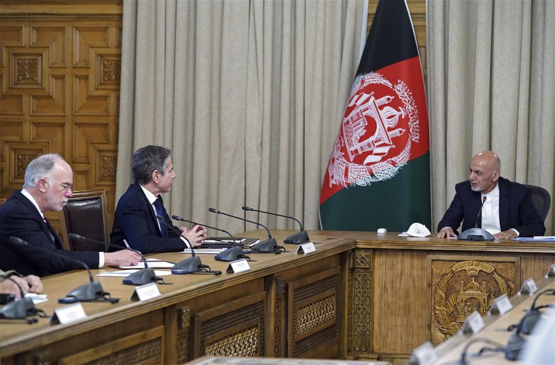 アフガニスタンのガニ大統領(右)と会談するブリンケン米国務長官(左から2番目)=カブールで2021年4月15日、AP
